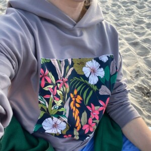 Bluza w kolorze ziemi z naszywką kwiaty na graficie