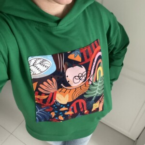 Bluza zielona z kapturem i naszywką modern art